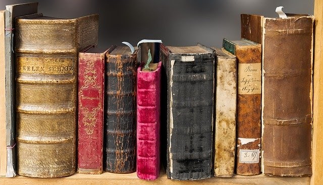 foto di libri su uno scaffale