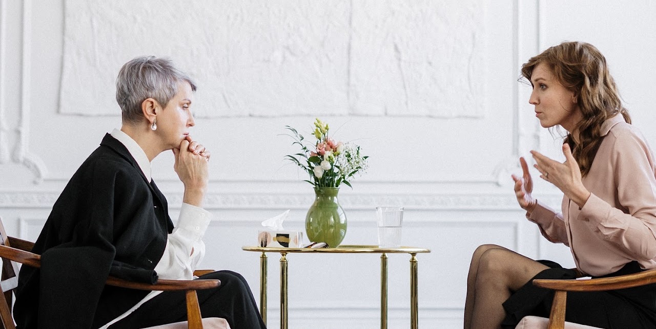 due persone che stanno avendo una conversazione di mentoring
