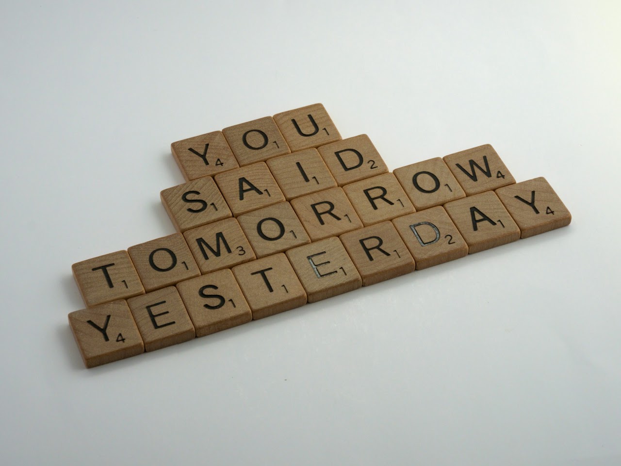 immagine di un puzzle che dice you has said tomorrow yesterday
