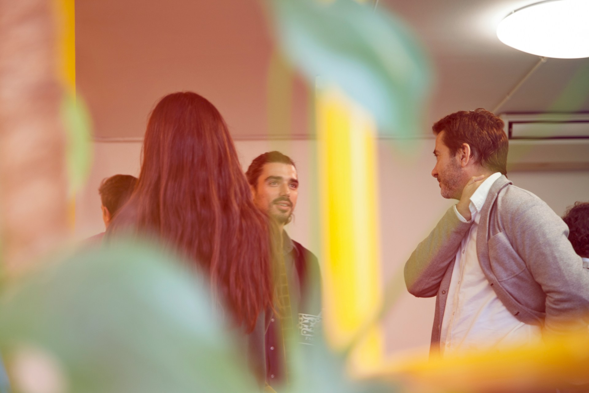 immagine di persone che parlano ad un evento
